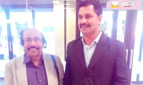 കാറിന്റെ വലതുവശത്തെ സീറ്റിൽ ഒരു കവി