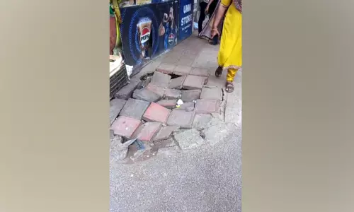 വിദ്യാർഥികൾക്കും കാൽനടക്കാർക്കും ഭീഷണിയായി തകർന്ന നടപ്പാതകൾ വിദ്യാർഥികൾക്കും കാൽനടക്കാർക്കും ഭീഷണിയായി തകർന്ന നടപ്പാതകൾ