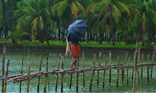 കാലവർഷം നാലു ദിവസത്തിനകം; ജൂൺ മൂന്നിനും നാലിനും അതിശക്ത മഴക്ക് സാധ്യത; നാല് വരെ മത്സ്യബന്ധനത്തിന് വിലക്ക്