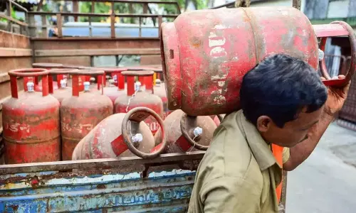പാചകവാതക വിലയിൽ വീണ്ടും വർധന; വാണിജ്യ സിലിണ്ടറുകൾക്ക് 46 രൂപ കൂട്ടി പാചകവാതക വിലയിൽ വീണ്ടും വർധന; വാണിജ്യ സിലിണ്ടറുകൾക്ക് 46 രൂപ കൂട്ടി