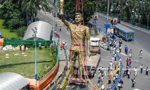 കൊൽക്കത്തയിലെ മെസ്സി ഗോപുരം മാറ്റുന്നു; നടപടികൾ ആരംഭിച്ച് അധികൃതർ കൊൽക്കത്തയിലെ മെസ്സി ഗോപുരം മാറ്റുന്നു; നടപടികൾ ആരംഭിച്ച് അധികൃതർ