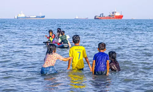 വീ​ണ്ടും വെ​ടി​യൊ​ച്ച; ച​ർ​ച്ച നി​ർ​ത്തി     