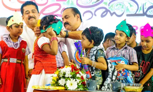 വേദിയും മുഖ്യമന്ത്രിയുടെ മടിത്തട്ടും കൈയടക്കി കുരുന്നുകൾ വേദിയും മുഖ്യമന്ത്രിയുടെ മടിത്തട്ടും കൈയടക്കി കുരുന്നുകൾ