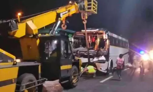 ആറുവരിപ്പാതയിൽ അപകടം; ടൂറിസ്റ്റ് ബസ് ലോറിക്ക് പിറകിലിടിച്ച് 20 പേര്‍ക്ക് പരിക്ക്