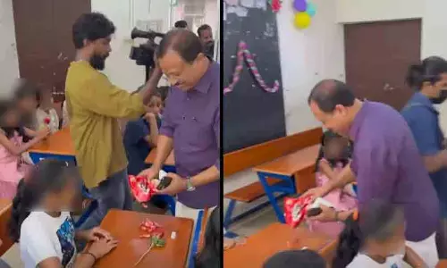 ട്രൈബൽ സ്കൂൾ കുട്ടികളുടെ കൈയിൽ മിഠായി കൊടുക്കാതെ വി. മുരളീധരൻ: വീട്ടുമുറ്റത്തെ കുഴിയിൽ ഇലയിട്ട് കഞ്ഞി വിളമ്പിയത് പുനരാവിഷ്കരിച്ചതായി വിമർശനം ട്രൈബൽ സ്കൂൾ കുട്ടികളുടെ കൈയിൽ മിഠായി കൊടുക്കാതെ വി. മുരളീധരൻ: വീട്ടുമുറ്റത്തെ കുഴിയിൽ ഇലയിട്ട് കഞ്ഞി വിളമ്പിയത് പുനരാവിഷ്കരിച്ചതായി വിമർശനം