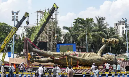 മെസ്സിയുടെ കൂറ്റൻ പ്രതിമ നീക്കംചെയ്ത് ബംഗാൾ സർക്കാർ