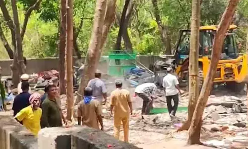 മുംബൈയിൽ വീണ്ടും ബുൾഡോസർ രാജ്; നിയമവിരുദ്ധമെന്ന് ആരോപിച്ച് ദർഗ പൊളിച്ചുനീക്കി, നടപടി ബി.ജെ.പി നേതാവിന്റെ പരാതിയിൽ മുംബൈയിൽ വീണ്ടും ബുൾഡോസർ രാജ്; നിയമവിരുദ്ധമെന്ന് ആരോപിച്ച് ദർഗ പൊളിച്ചുനീക്കി, നടപടി ബി.ജെ.പി നേതാവിന്റെ പരാതിയിൽ