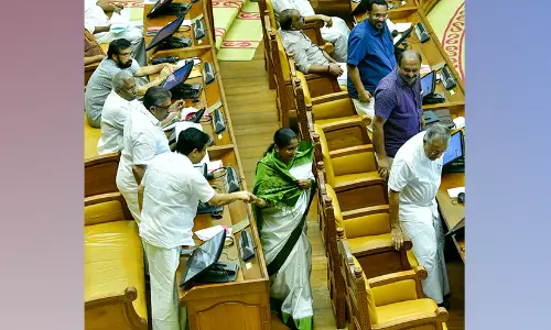 കേന്ദ്രത്തെ നോവിക്കരുതെന്ന് ശാഠ്യമുണ്ടോ? വിമർശിച്ചും ക്രിയാത്മക പ്രതിപക്ഷമാകുമെന്ന് ആവർത്തിച്ചും പ്രതിപക്ഷം