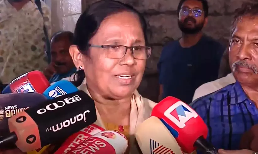കാഫിർ സ്ക്രീൻഷോട്ട്: വർഗീയ ധ്രുവീകരണം ഉണ്ടായിട്ടില്ലെന്ന് കെ.കെ. ശൈലജ; ‘ഞാൻ സ്വാഗതം ചെയ്താലും ഇല്ലെങ്കിലും അന്വേഷണം നടക്കില്ലേ?’ കാഫിർ സ്ക്രീൻഷോട്ട്: വർഗീയ ധ്രുവീകരണം ഉണ്ടായിട്ടില്ലെന്ന് കെ.കെ. ശൈലജ; ‘ഞാൻ സ്വാഗതം ചെയ്താലും ഇല്ലെങ്കിലും അന്വേഷണം നടക്കില്ലേ?’