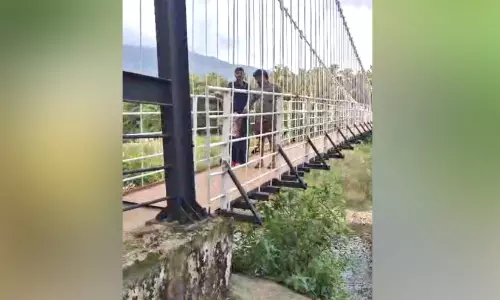 ആ​ശ​ങ്ക​യി​ൽ ആ​ടി​യു​ല​ഞ്ഞ് അ​മ്പ​ലം​കു​ന്ന് തൂ​ക്കു​പാ​ലം