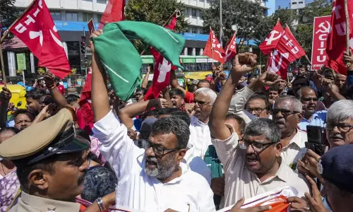 നോയിഡയിലെ തൊഴിലാളികൾക്കെതിരെ വ്യാജകേസുകളും കസ്റ്റഡി മർദനവുമെന്ന് സി.പി.എം