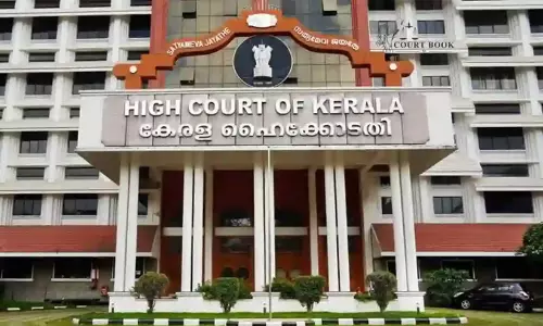 മ​ല​യി​ടം​തു​രു​ത്ത്​ മു​ൻ​സി​ഫ്​ കോ​ട​തി ഉ​ത്ത​ര​വി​ന്​ പി​ന്നാ​ലെ ഹൈ​കോ​ട​തി​യി​ൽ ഉ​പ​ഹ​ര​ജി