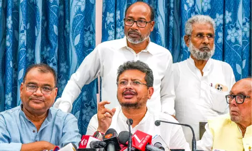 തൃണമൂൽ പിളർന്നു; 58 എം.​എ​ൽ.​എ​മാ​രു​ടെ പി​ന്തു​ണ​യു​മാ​യി ഋ​ത​ബ്ര​ത ബാ​ന​ർ​ജി പ്ര​തി​പ​ക്ഷ നേ​താ​വ്