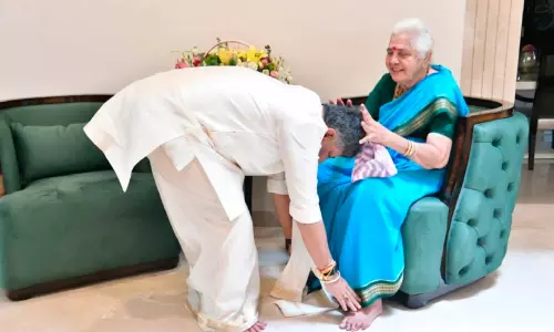 അമ്മയുടെ അനുഗ്രഹവും, രാഷ്ട്രീയം മറന്ന് ആശീർവാദവും തേടി
