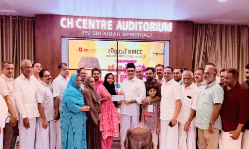 ​കോ​ഴി​ക്കോ​ട് സി.​എ​ച്ച് സെൻറ​റി​ന് ധ​ന​സ​ഹാ​യം ന​ൽ​കി കെ.​എം.​സി.​സി വ​നി​താ വി​ങ്