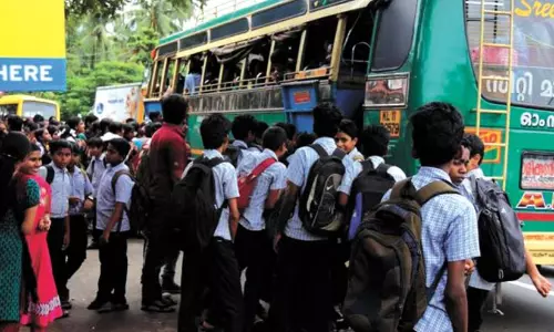 വിദ്യാർഥികളുടെ യാത്രാനിരക്ക് തൽക്കാലം കൂട്ടില്ല; 12ന് ചർച്ചയെന്ന് ബസുടമകൾ വിദ്യാർഥികളുടെ യാത്രാനിരക്ക് തൽക്കാലം കൂട്ടില്ല; 12ന് ചർച്ചയെന്ന് ബസുടമകൾ