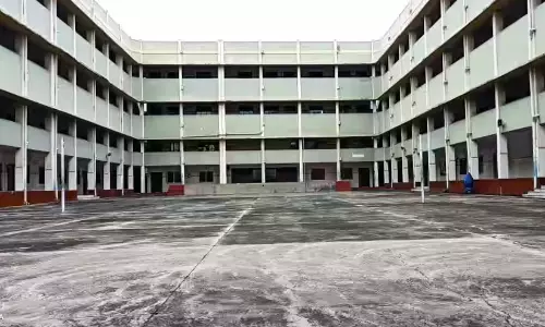 പൊ​തു വി​ദ്യാ​ല​യ​ങ്ങ​ളി​ൽ കു​ട്ടി​ക​ൾ കു​റ​ഞ്ഞു; എ​ണ്ണം തി​ക​ക്കാ​ൻ നെ​ട്ടോ​ട്ടം