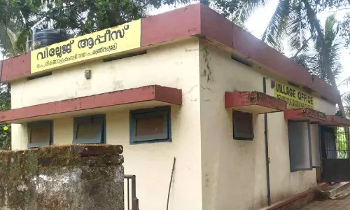 പ​രു​ത്തി​പ്പു​ള്ളി വി​ല്ലേ​ജ് ഓ​ഫി​സ് ത​ക​ർ​ച്ച ഭീ​ഷ​ണി​യി​ൽ; കെ​ട്ടി​ടം പു​തു​ക്കി​പ്പ​ണി​യാ​ൻ അ​പേ​ക്ഷ ന​ൽ​കി​യി​ട്ടും ഫ​ല​മു​ണ്ടാ​യി​ല്ലെ​ന്ന് പ​രാ​തി