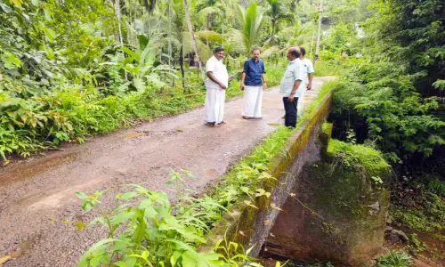 പ​ഴ​യ കാ​രാ​പാ​ല​ത്തി​ന് കൈ​വ​രി​ക​ളി​ല്ല അപകടം തുടർക്കഥ; പാലത്തിൽൽ​നി​ന്ന് വീ​ണ് യു​വാ​വി​ന് ഗുരുതര പ​രി​ക്ക്