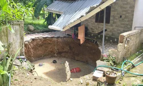 കിണറിടിഞ്ഞ് താണു; ഇരുചക്ര വാഹനങ്ങളും ഗ്യാസ് സിലിണ്ടറും കിണറ്റിൽ പതിച്ചു