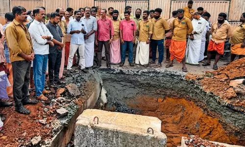പെരിയ ദേശീയപാത സർവിസ് റോഡ് ഇടിഞ്ഞു താഴ്ന്നു: പ്രതിഷേധവുമായി നാട്ടുകാർ പെരിയ ദേശീയപാത സർവിസ് റോഡ് ഇടിഞ്ഞു താഴ്ന്നു: പ്രതിഷേധവുമായി നാട്ടുകാർ