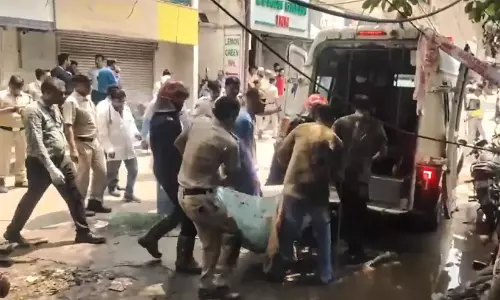 ഡൽഹി തീപിടുത്തം: മരിച്ചവരുടെ കുടുംബത്തിന് 10 ലക്ഷം രൂപ ധനസഹായം; ചികിത്സാചെലവ് സർക്കാർ വഹിക്കും