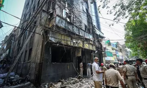 ഡൽഹിയിലെ ഹോട്ടൽ തീപിടിത്തം: അതിഥികളുടെ ജീവൻ രക്ഷിക്കാൻ വ്യാപാരി ത്യജിച്ചത് രണ്ട് ലക്ഷം രൂപയുടെ മെത്തകൾ