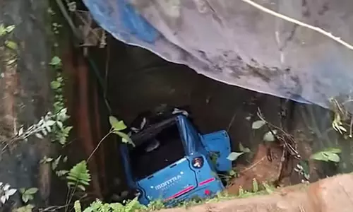 നിർത്തിയിട്ട ഇലക്ട്രിക് ഓട്ടോ അബദ്ധത്തിൽ കിണറ്റിലേക്ക് മറിഞ്ഞു; നാല് വയസ്സുകാരി അത്ഭുതകരമായി രക്ഷപ്പെട്ടു