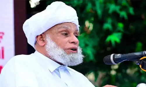വെളിച്ചത്തിനാണെങ്കിൽ നിലവിളക്ക് കൊളുത്താം, ആചാരമാണെങ്കിൽ ഉപേക്ഷിക്കണം -സമസ്ത