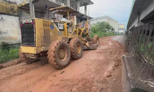 വടകരയിൽ ടിപ്പർ ലോറിയിലെ മണ്ണ്‌ സർവിസ് റോഡിൽ വീണ് ഗതാഗതം തടസപ്പെട്ടു