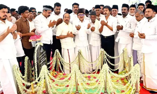 ഖാഇദെ മില്ലത്തിന്റെ ഖബറിടത്തിലെ പ്രാർഥനയിൽ മുഖ്യമന്ത്രി വിജയ് പങ്കെടുത്തു