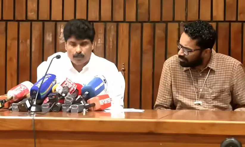 മുൻ കൃഷിമന്ത്രിക്കൊപ്പവും ശ്രീറാം വെങ്കിട്ടരാമൻ വേദി പങ്കിട്ടിട്ടുണ്ട്, അത് അദ്ദേഹത്തിന്റെ ജോലിയുടെ ഭാഗമാണ് -അഡ്വ. ടി.സിദ്ധിഖ് മുൻ കൃഷിമന്ത്രിക്കൊപ്പവും ശ്രീറാം വെങ്കിട്ടരാമൻ വേദി പങ്കിട്ടിട്ടുണ്ട്, അത് അദ്ദേഹത്തിന്റെ ജോലിയുടെ ഭാഗമാണ് -അഡ്വ. ടി.സിദ്ധിഖ്