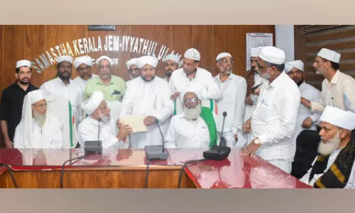 എസ്.എൻ.ഇ.സി റിയാദ് ചാപ്റ്റർ റമദാനിൽ സ്വരൂപിച്ച ധനസഹായം ജിഫ്രി മുത്തുക്കോയ തങ്ങൾക്ക് കൈമാറി