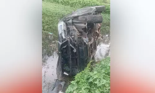 കാർ സ്കൂട്ടറിലും വൈദ്യുതിത്തൂണിലും ഇടിച്ച് പാടത്തേക്ക് മറിഞ്ഞു