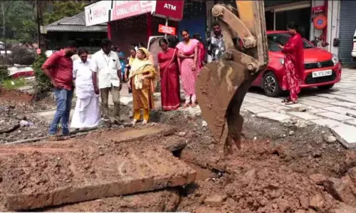ഓടയിലേക്ക് മാലിന്യം ഒഴുക്കി; ഒരു ഹോട്ടൽകൂടി അടപ്പിച്ചു, താലൂക്ക് ആശുപത്രിക്കെതിരെയും നടപടി