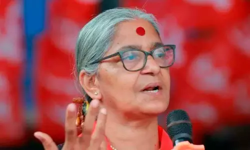 സി.ജെ.പി പ്രതിഷേധത്തിനിടെ സി.പി.ഐ നേതാവ് ആനി രാജയെ കൈയേറ്റം ചെയ്തു; നാലുപേർ അറസ്റ്റിൽ സി.ജെ.പി പ്രതിഷേധത്തിനിടെ സി.പി.ഐ നേതാവ് ആനി രാജയെ കൈയേറ്റം ചെയ്തു; നാലുപേർ അറസ്റ്റിൽ