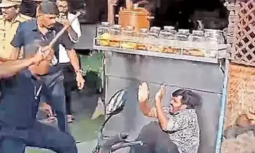തല ലക്ഷ്യം വെച്ചാണ് ഗണ്മാന്മാര് മര്ദിച്ചതെന്ന് ഉറപ്പുണ്ടോ? കോടതിയില് സമര്പ്പിച്ച റിപ്പോര്ട്ട് മാധ്യമങ്ങള്ക്ക് എങ്ങനെ ലഭിച്ചു, അന്വേഷണ ഉദ്യോഗസ്ഥന് മറുപടി പറയണമെന്ന് കോടതി തല ലക്ഷ്യം വെച്ചാണ് ഗണ്മാന്മാര് മര്ദിച്ചതെന്ന് ഉറപ്പുണ്ടോ? കോടതിയില് സമര്പ്പിച്ച റിപ്പോര്ട്ട് മാധ്യമങ്ങള്ക്ക് എങ്ങനെ ലഭിച്ചു, അന്വേഷണ ഉദ്യോഗസ്ഥന് മറുപടി പറയണമെന്ന് കോടതി