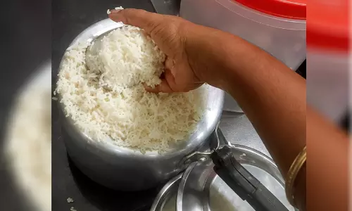 പൊലീസ് പരിശോധനക്കിടെ കുക്കർ വിസിലടിച്ചു; തിളക്കുന്ന ചോറിൽ കഞ്ചാവ് കണ്ടെത്തി