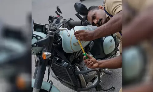 ബൈക്കിന്റെ സ്വിച്ച് കവറിനുള്ളിൽ പാമ്പ്: സുരക്ഷിതമായി പുറത്തെടുത്ത് അഗ്നിരക്ഷാ സേന