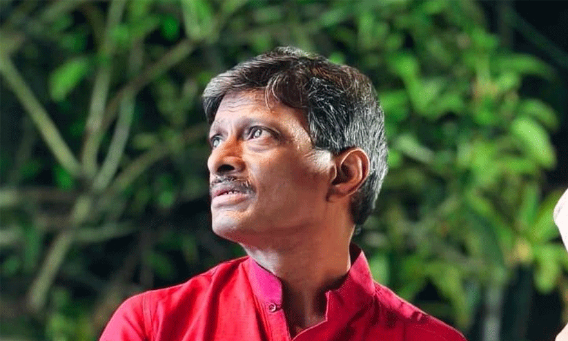 കൊള്ളയും ഭൂമി കൈയേറ്റവും: ടി.എം.സി കൗൺസിലർ അറസ്റ്റിൽ; പൊലീസ് വാഹനത്തിന് നേരെ മുട്ടയേറ് കൊള്ളയും ഭൂമി കൈയേറ്റവും: ടി.എം.സി കൗൺസിലർ അറസ്റ്റിൽ; പൊലീസ് വാഹനത്തിന് നേരെ മുട്ടയേറ്
