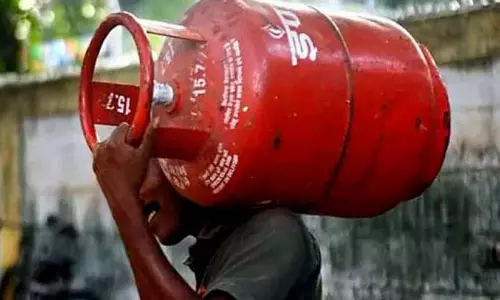 വീണ്ടും ഇരുട്ടടി! പാചകവാതക വില വർധിപ്പിച്ചു; ഗാർഹിക സിലിണ്ടറിന് 29 രൂപ കൂട്ടി വീണ്ടും ഇരുട്ടടി! പാചകവാതക വില വർധിപ്പിച്ചു; ഗാർഹിക സിലിണ്ടറിന് 29 രൂപ കൂട്ടി
