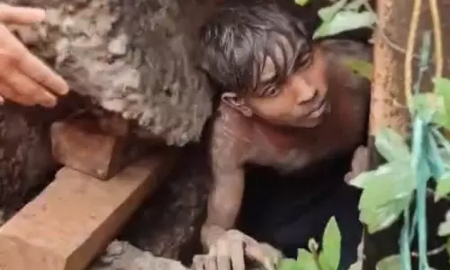 അ​ഴു​ക്കു​ചാ​ലി​ല്‍ വീ​ണ ഇ​ത​ര​സം​സ്ഥാ​ന തൊ​ഴി​ലാ​ളി​യെ ര​ക്ഷി​ച്ചു; ര​ണ്ടു ദി​വ​സ​മാ​യി ഓ​ട​യി​ൽ വീ​ണി​ട്ടെ​ന്ന് യു​വാ​വ്