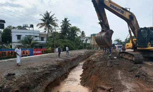 500 വീടുകളിൽ വെള്ളം കയറിയ സംഭവം;  തടസ്സം നീക്കുന്ന ജോലികൾ തുടങ്ങി