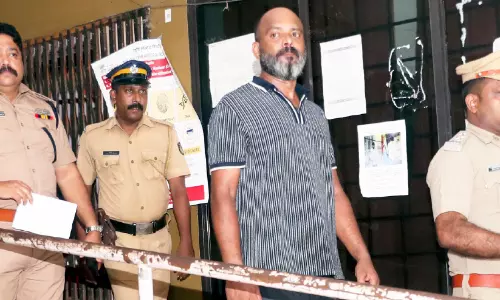 നഗരമധ്യത്തിൽ പിതാവിനും വിദ്യാർഥിക്കും ഗുണ്ടകളുടെ ക്രൂരമർദനം; രണ്ടുപേർ പിടിയിൽ