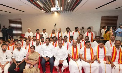 എ.ഐ.എ.ഡി.എം.കെയിൽ നിന്ന് കുത്തൊഴുക്ക് തുടരുന്നു; ടി.വി.കെ കുതിരക്കച്ചവടം നടത്തുന്നുവെന്ന് പ്രതിപക്ഷം