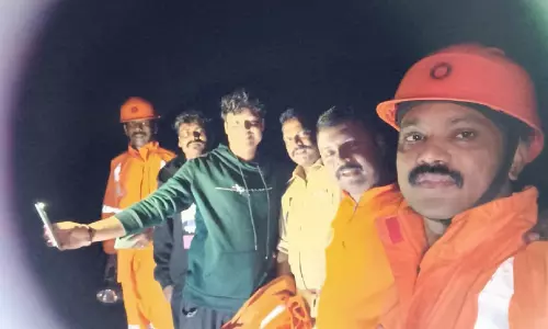 വ​ഴി​തെ​റ്റി കാ​ട്ടി​ൽ കു​ടു​ങ്ങി യു​വാ​ക്ക​ൾ; ര​ക്ഷ​ക​രാ​യി അ​ഗ്നി​ര​ക്ഷ സേ​ന