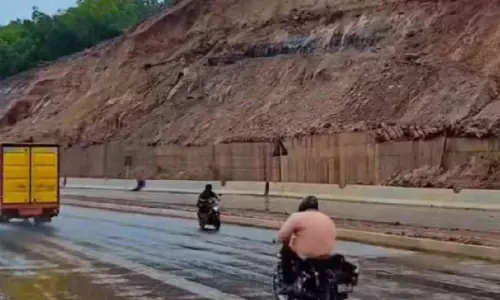 വീരമലക്കുന്നിൽ വീണ്ടും മണ്ണിടിച്ചിൽ; ഭീതിയോടെ യാത്രക്കാർ
