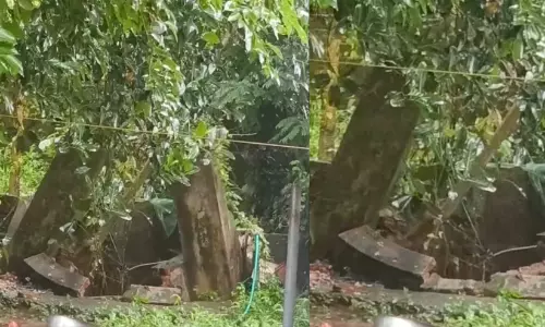 വീട്ടുകാർ നോക്കി നിൽക്കെ ചെങ്ങമനാട് കോയിക്കൽ കടവിൽ കിണർ തകർന്നു വീട്ടുകാർ നോക്കി നിൽക്കെ ചെങ്ങമനാട് കോയിക്കൽ കടവിൽ കിണർ തകർന്നു