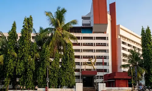 എ.കെ.ജി സെന്ററിന് മുന്നിൽ സമരത്തിനിറങ്ങിയ പവനൻ സി.പി.എം വിഭാഗീയതയുടെ ഇര എ.കെ.ജി സെന്ററിന് മുന്നിൽ സമരത്തിനിറങ്ങിയ പവനൻ സി.പി.എം വിഭാഗീയതയുടെ ഇര