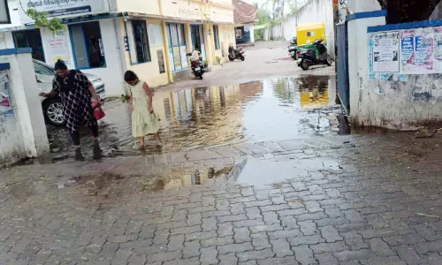 വലിയതുറ തീരദേശ ആശുപത്രിയിലെ വഴിമുടക്കി വെള്ളക്കെട്ട്